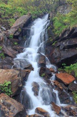 Yaz boyunca dağlarda güzel şelale.