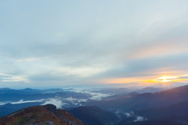 Yüksek dağlarda bulutlar güzel gün doğumu.