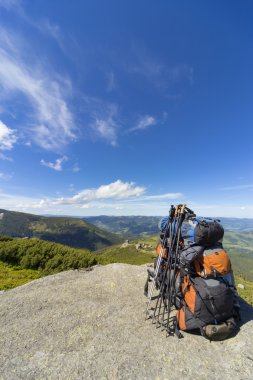Mavi gökyüzüne karşı dağlarda sırt çantaları ile kamp.