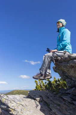 Güneşli bir yaz aylarında dağlarda hiking.