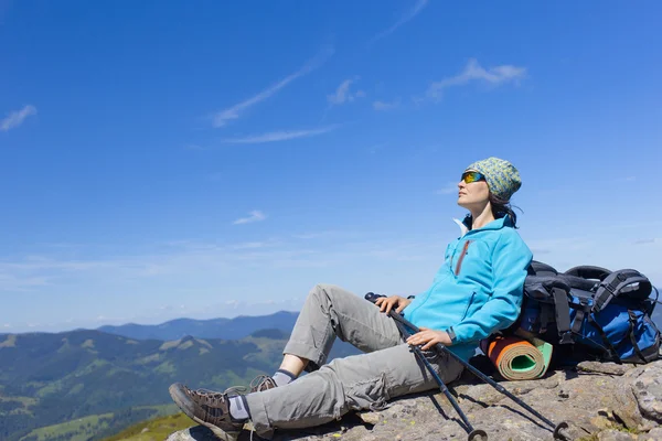 Mädchen mit Rucksack in den Bergen. — Stockfoto