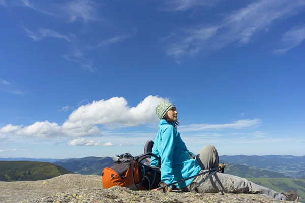 Güneşli bir yaz aylarında dağlarda hiking.