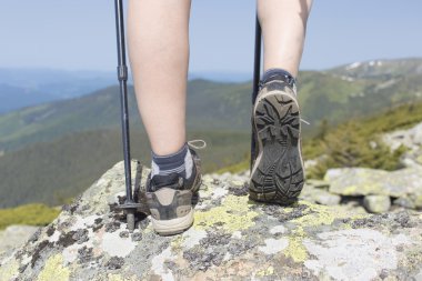 Güneşli bir yaz aylarında dağlarda hiking. 