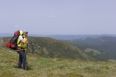 Hiking Çadır bir sırt çantası ile dağlarda yaz.