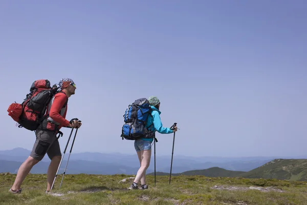 Randonnée estivale en montagne avec sac à dos et tente . — Photo