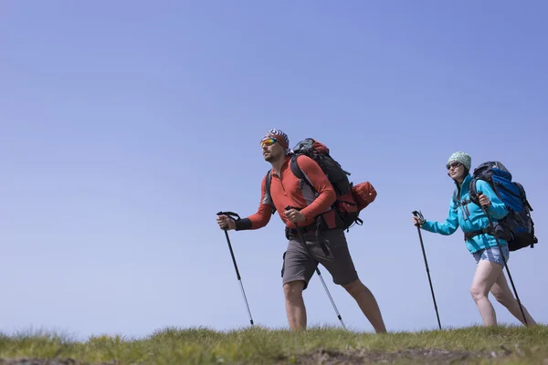 Randonnée estivale en montagne avec sac à dos et tente . — Photo