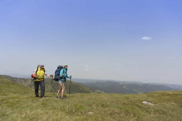 Sommerwandern in den Bergen mit dem Rucksack . — Stockfoto