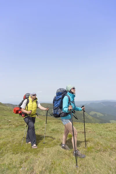 Randonnée estivale en montagne avec un sac à dos  . — Photo