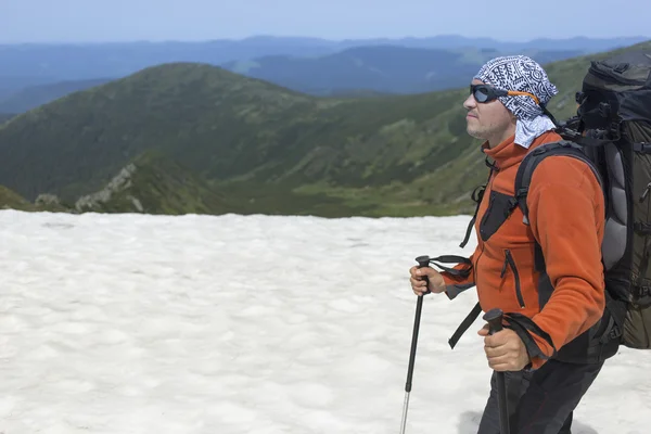 Zomer van wandelen in de bergen met een rugzak . — Stockfoto