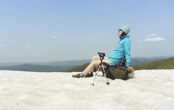 Bir sırt çantası ile dağlarda hiking yaz . — Stok fotoğraf