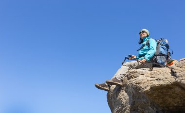 Güneşli bir yaz aylarında dağlarda hiking.
