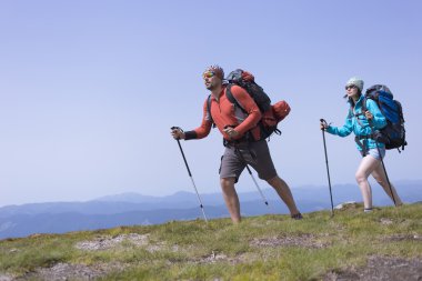 Hiking Çadır bir sırt çantası ile dağlarda yaz.