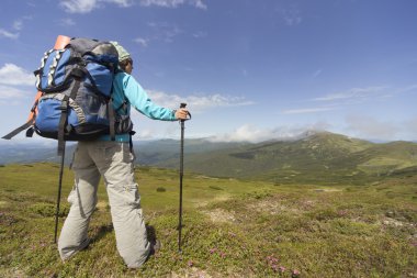 Bir sırt çantası ile dağlarda hiking yaz . 