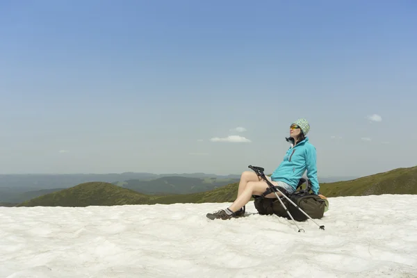 Sommerwandern in den Bergen mit dem Rucksack . — Stockfoto