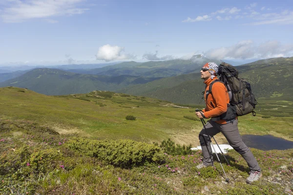 Πεζοπορία στο βουνό με ένα σακίδιο το καλοκαίρι . — Φωτογραφία Αρχείου