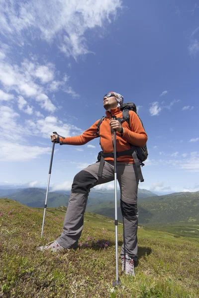 Caminhadas de verão nas montanhas com uma mochila  . — Fotografia de Stock