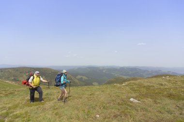 Bir sırt çantası ile dağlarda hiking yaz .