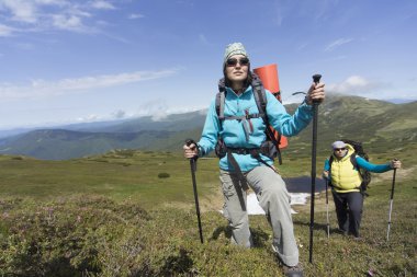 Bir sırt çantası ile dağlarda hiking yaz . 