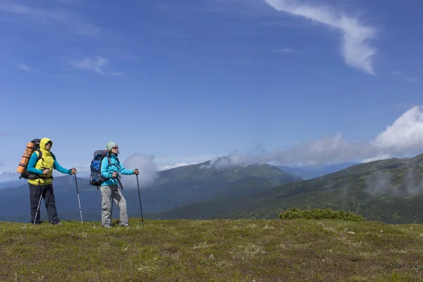 Sommerwandern in den Bergen mit dem Rucksack . — Stockfoto