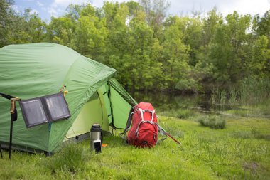 Nehir kıyısında ormanda kamp.