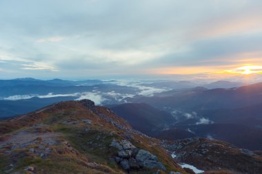 Yüksek dağlarda bulutlar güzel gün doğumu.