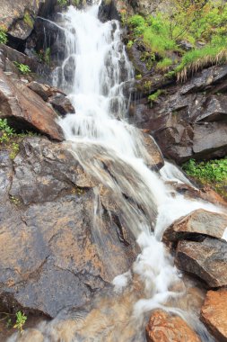 Yaz boyunca dağlarda güzel şelale.