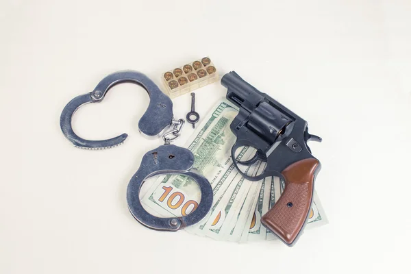 Pistola, esposas, munición y dinero . —  Fotos de Stock