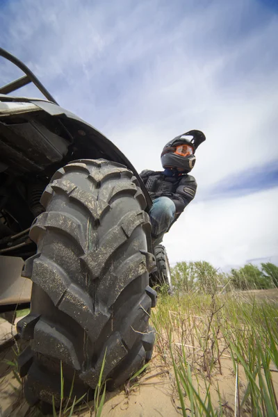 Racing Atv jest piasek. — Zdjęcie stockowe