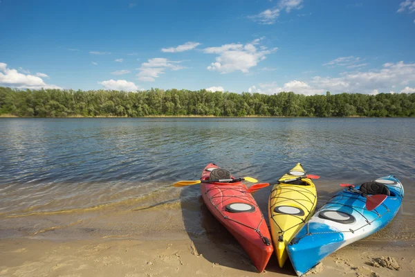 Camping con kayaks en la playa . — Foto de Stock