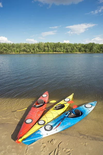 Campeggio con kayak sulla spiaggia . — Foto Stock