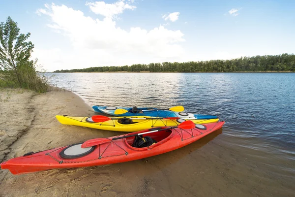 Campeggio con kayak sulla spiaggia . — Foto Stock