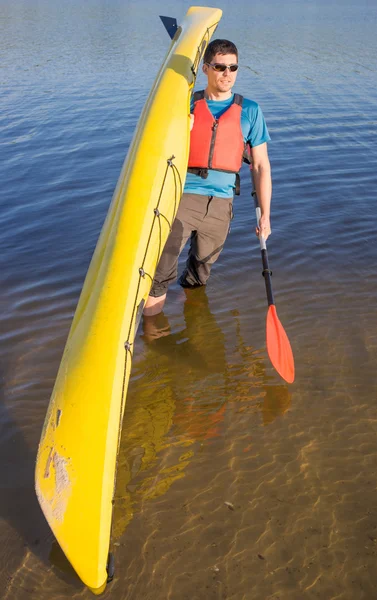 Homme voyageant sur la rivière en kayak — Photo