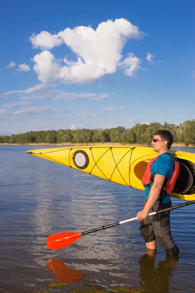 Mann im Kajak auf dem Fluss unterwegs — Stockfoto