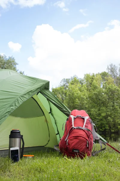 Acampar na floresta nas margens do rio . — Fotografia de Stock