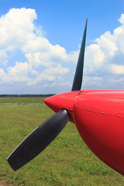 A parte da frente da aeronave com uma hélice . — Fotografia de Stock