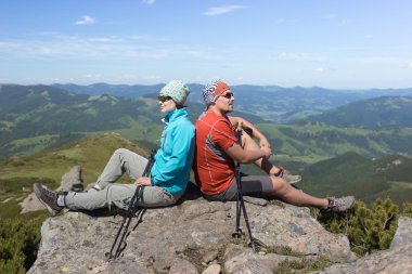 Güneşli bir yaz aylarında dağlarda hiking.