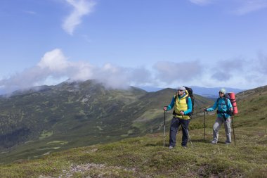 Bir sırt çantası ile dağlarda hiking yaz . 