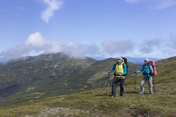 Sommerwandern in den Bergen mit dem Rucksack . — Stockfoto