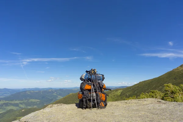 Zelten mit Rucksäcken in den Bergen vor blauem Himmel. — Stockfoto