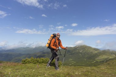 Bir sırt çantası ile dağlarda hiking yaz . 