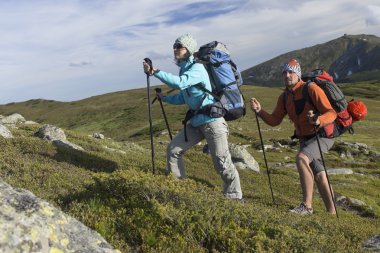 Adam olan bir sırt çantası içinde mou kampanya kızla