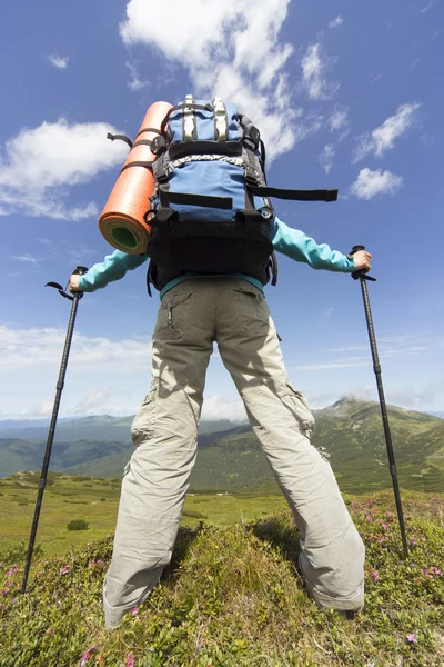 Randonnée estivale en montagne avec un sac à dos  . — Photo