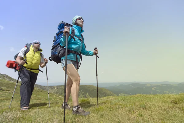 Sommar vandring i bergen med en ryggsäck . — Stockfoto