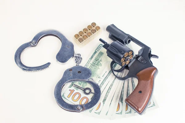 Pistola, esposas, munición y dinero . —  Fotos de Stock