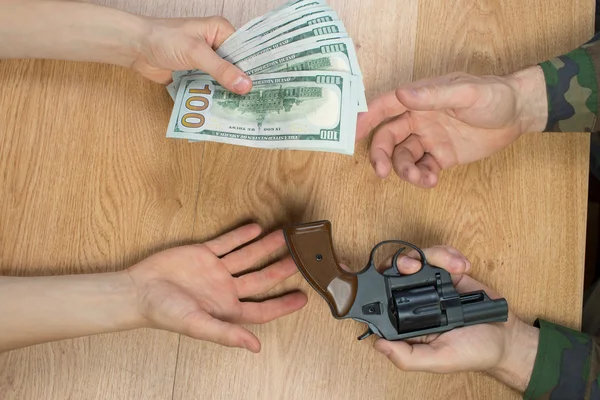 Belirli bir koşul altında bir silah karşılığında para transferleri