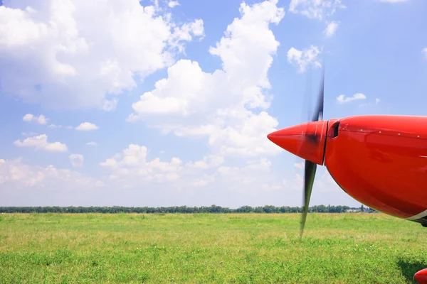 Bir pervane ile uçağın ön kısmını. 