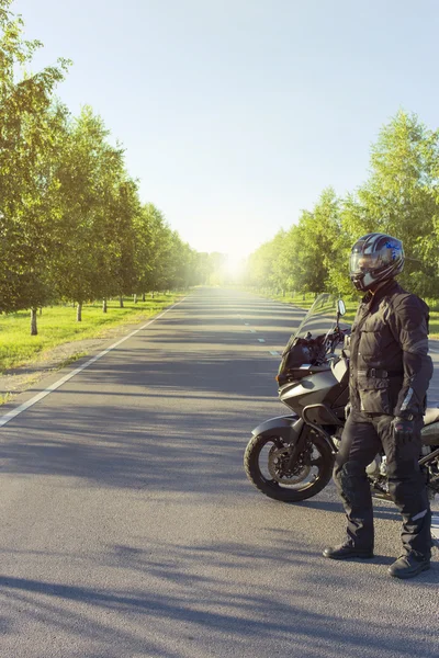 Viajando em uma motocicleta nas estradas da montanha . — Fotografia de Stock