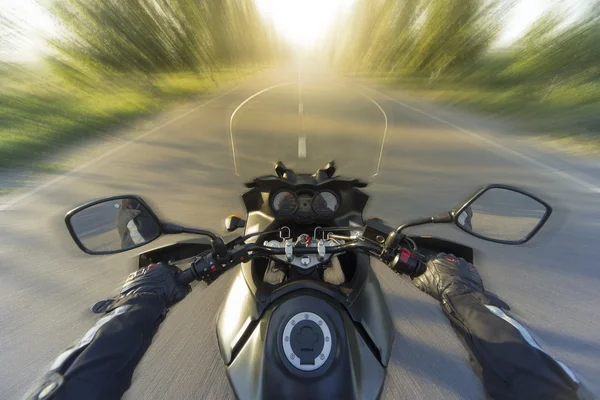 Viajando em uma motocicleta nas estradas da montanha . — Fotografia de Stock