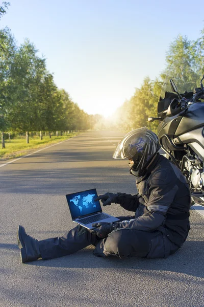 Viajando em uma motocicleta nas estradas da montanha . — Fotografia de Stock