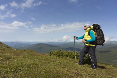 Bir sırt çantası ile dağlarda hiking yaz . 